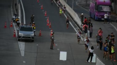Tay erkek ve kadın ve yabancı insanlar birleştirmek charity olay ve maraton yarışı Nonthaburi city adlı 22 Nisan 2018 Nonthaburi, Tayland çalıştırmak de yol çalıştıran