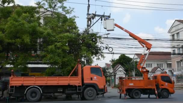 Elektriker Der Städtischen Elektrizitätsbehörde Reparieren Elektrische Anlage Stromsäule Oder Strommast — Stockvideo