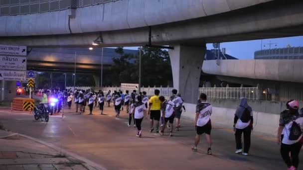 泰国男女和外国人参加慈善活动 并在2018年4月22日在暖武里市马拉松赛跑的道路上运行 在泰国暖武里 — 图库视频影像