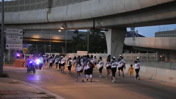 Hommes Femmes Thaïlandais Étrangers Joignent Événement Caritatif Courent Sur Route — Video