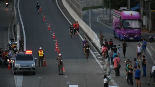 Homens Mulheres Tailandeses Estrangeiros Participam Evento Caridade Correm Estrada Corrida — Vídeo de Stock