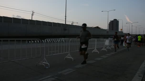 Thaise Mannen Vrouwen Buitenlander Mensen Join Liefdadigheidsevenement Draait Weg Marathon — Stockvideo