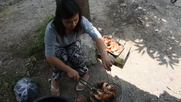 Тайские Женщины Готовят Креветки Гриль Открытом Воздухе Нонтхабаде Таиланд — стоковое видео