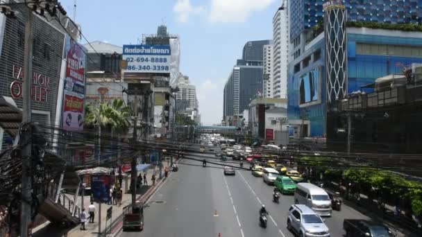 Тайський Народ Їзди Їздити Petchburi Дорозі Трафіком Jam Поблизу Ринку — стокове відео