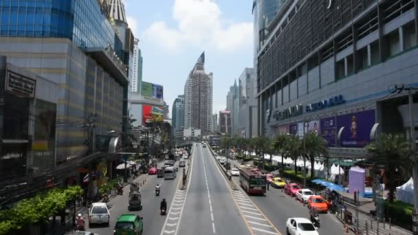 Тайський Народ Їзди Їздити Petchburi Дорозі Трафіком Jam Поблизу Ринку — стокове відео