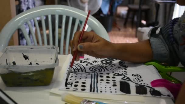 Mujeres Tailandesas Pintando Índigo Color Natural Tela Taller Nonthaburi Tailandia — Vídeo de stock