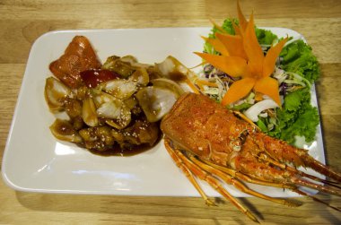 Seramik tabak Tayland yerel restoranda servis demirhindi Xo soslu kızarmış mini ıstakoz karıştırın