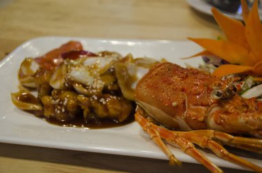 Seramik tabak Tayland yerel restoranda servis demirhindi Xo soslu kızarmış mini ıstakoz karıştırın