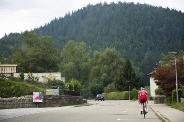 Alman halkı 27 Ağustos 2017 Baden Wurttemberg, Almanya Besenfeld köyü Seewald town Freudenstadt adlı de yol bisiklet uygulama yarış sürme