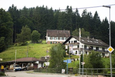 Peyzaj ve klasik Enzklosterle City dağda üzerine 27 Ağustos 2017 Baden Wurttemberg, Almanya'da inşa görüntülemek
