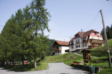 Peyzaj ve klasik Enzklosterle City dağda üzerine 27 Ağustos 2017 Baden Wurttemberg, Almanya'da inşa görüntülemek