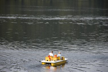 Seyahat etmek insanlar oynamaya ve raket tekne Schwarzenbachtalsperre göl Kara Orman üzerinde 27 Ağustos 2017 Baden Wurttemberg, Almanya'da Forbach Köyü'nde