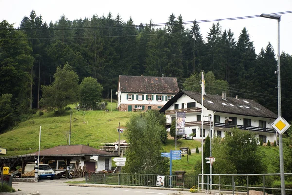 Peyzaj ve klasik Enzklosterle City dağda üzerine 27 Ağustos 2017 Baden Wurttemberg, Almanya'da inşa görüntülemek