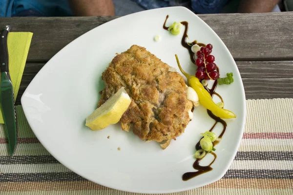 Kotlet Wieprzowy Lub Cieście Smażony Stek Wieprzowy Sosem Owoców Jagodowych — Zdjęcie stockowe