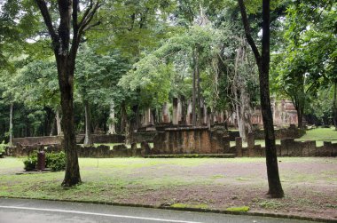 Buda heykeli Wat Phra olmayan eski bina ve kalıntılar şehir Kamphaeng Phet tarihi Park görünümü peyzaj bir arkeolojik site ve Aranyik alanda Kamphaeng Phet, Tayland olduğunu