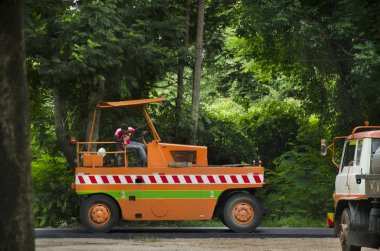 Tay işçilerin ağır makine inşaat alanı ile çalışma onarmak yol Kamphaeng Phet Historical Park, yüzeyi üzerinde 18 Temmuz 2017 yılında Kamphaeng Phet, Tayland