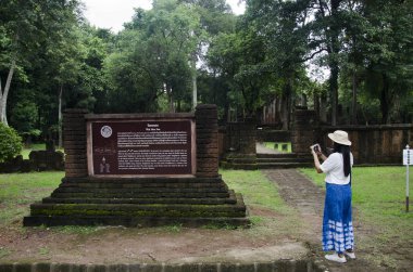 Ziyaret ve seyahat seyahat etmek Taylandlı kadın almak fotoğraf eski binada ve Kamphaeng Phet Historical Park kalıntıları bir arkeolojik sit ve Aranyik alanda Kamphaeng Phet, Tayland