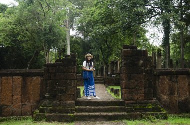 Ziyaret ve seyahat seyahat etmek Taylandlı kadın almak fotoğraf eski binada ve Kamphaeng Phet Historical Park kalıntıları bir arkeolojik sit ve Aranyik alanda Kamphaeng Phet, Tayland