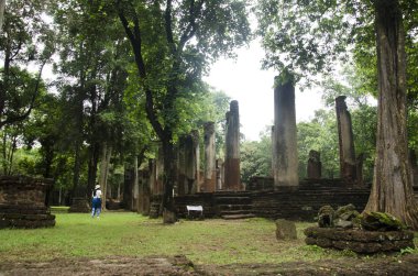 Buda heykeli Wat Phra olmayan eski bina ve kalıntılar şehir Kamphaeng Phet tarihi Park görünümü peyzaj bir arkeolojik site ve Aranyik alanda Kamphaeng Phet, Tayland olduğunu