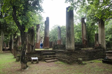 Buda heykeli Wat Phra olmayan eski bina ve kalıntılar şehir Kamphaeng Phet tarihi Park görünümü peyzaj bir arkeolojik site ve Aranyik alanda Kamphaeng Phet, Tayland olduğunu