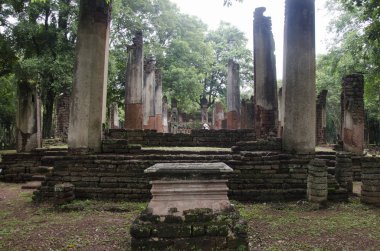 Buda heykeli Wat Phra olmayan eski bina ve kalıntılar şehir Kamphaeng Phet tarihi Park görünümü peyzaj bir arkeolojik site ve Aranyik alanda Kamphaeng Phet, Tayland olduğunu