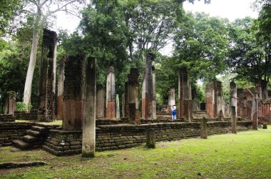 Ziyaret ve seyahat seyahat etmek Taylandlı kadın almak fotoğraf eski binada ve Kamphaeng Phet Historical Park kalıntıları bir arkeolojik sit ve Aranyik alanda Kamphaeng Phet, Tayland