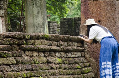 Ziyaret ve seyahat seyahat etmek Taylandlı kadın almak fotoğraf eski binada ve Kamphaeng Phet Historical Park kalıntıları bir arkeolojik sit ve Aranyik alanda Kamphaeng Phet, Tayland