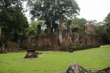 Buda heykeli Wat Phra olmayan eski bina ve kalıntılar şehir Kamphaeng Phet tarihi Park görünümü peyzaj bir arkeolojik site ve Aranyik alanda Kamphaeng Phet, Tayland olduğunu