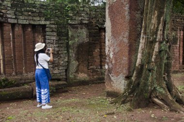 Ziyaret ve seyahat seyahat etmek Taylandlı kadın almak fotoğraf eski binada ve Kamphaeng Phet Historical Park kalıntıları bir arkeolojik sit ve Aranyik alanda Kamphaeng Phet, Tayland