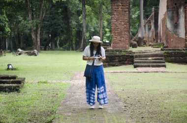 Ziyaret ve seyahat seyahat etmek Taylandlı kadın almak fotoğraf eski binada ve Kamphaeng Phet Historical Park kalıntıları bir arkeolojik sit ve Aranyik alanda Kamphaeng Phet, Tayland