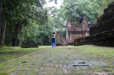 Ziyaret ve seyahat seyahat etmek Taylandlı kadın almak fotoğraf eski binada ve Kamphaeng Phet Historical Park kalıntıları bir arkeolojik sit ve Aranyik alanda Kamphaeng Phet, Tayland
