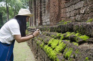Ziyaret ve seyahat seyahat etmek Taylandlı kadın almak fotoğraf eski binada ve Kamphaeng Phet Historical Park kalıntıları bir arkeolojik sit ve Aranyik alanda Kamphaeng Phet, Tayland