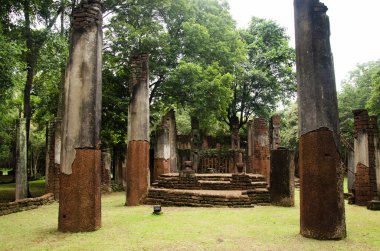 Buda heykeli Wat Phra olmayan eski bina ve kalıntılar şehir Kamphaeng Phet tarihi Park görünümü peyzaj bir arkeolojik site ve Aranyik alanda Kamphaeng Phet, Tayland olduğunu