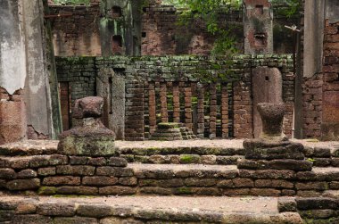 Buda heykeli Wat Phra olmayan eski bina ve kalıntılar şehir Kamphaeng Phet tarihi Park görünümü peyzaj bir arkeolojik site ve Aranyik alanda Kamphaeng Phet, Tayland olduğunu