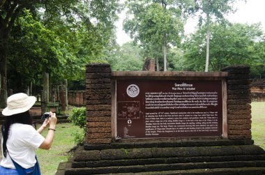 Ziyaret ve seyahat seyahat etmek Taylandlı kadın almak fotoğraf eski binada ve Kamphaeng Phet Historical Park kalıntıları bir arkeolojik sit ve Aranyik alanda Kamphaeng Phet, Tayland
