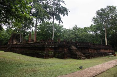 Wat Phra Si Iriyabot Buda heykeli Antik Bina ve kalıntılar şehir Kamphaeng Phet tarihi Park görünümü peyzaj bir arkeolojik site ve Aranyik alanda Kamphaeng Phet, Tayland olduğunu