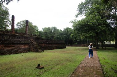 Ziyaret ve seyahat seyahat etmek Taylandlı kadın almak fotoğraf eski binada ve Kamphaeng Phet Historical Park kalıntıları bir arkeolojik sit ve Aranyik alanda Kamphaeng Phet, Tayland