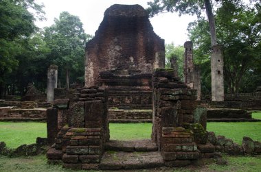 Wat Phra Si Iriyabot Buda heykeli Antik Bina ve kalıntılar şehir Kamphaeng Phet tarihi Park görünümü peyzaj bir arkeolojik site ve Aranyik alanda Kamphaeng Phet, Tayland olduğunu