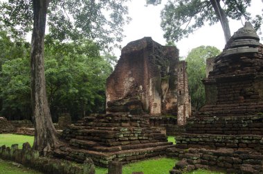 Wat Phra Si Iriyabot Buda heykeli Antik Bina ve kalıntılar şehir Kamphaeng Phet tarihi Park görünümü peyzaj bir arkeolojik site ve Aranyik alanda Kamphaeng Phet, Tayland olduğunu