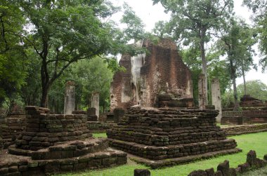 Wat Phra Si Iriyabot Buda heykeli Antik Bina ve kalıntılar şehir Kamphaeng Phet tarihi Park görünümü peyzaj bir arkeolojik site ve Aranyik alanda Kamphaeng Phet, Tayland olduğunu