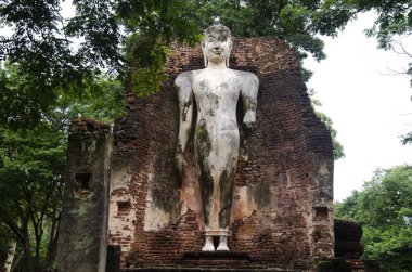 Wat Phra Si Iriyabot Buda heykeli Antik Bina ve kalıntılar şehir Kamphaeng Phet tarihi Park görünümü peyzaj bir arkeolojik site ve Aranyik alanda Kamphaeng Phet, Tayland olduğunu