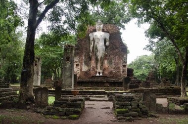 Wat Phra Si Iriyabot Buda heykeli Antik Bina ve kalıntılar şehir Kamphaeng Phet tarihi Park görünümü peyzaj bir arkeolojik site ve Aranyik alanda Kamphaeng Phet, Tayland olduğunu
