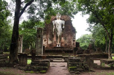 Wat Phra Si Iriyabot Buda heykeli Antik Bina ve kalıntılar şehir Kamphaeng Phet tarihi Park görünümü peyzaj bir arkeolojik site ve Aranyik alanda Kamphaeng Phet, Tayland olduğunu