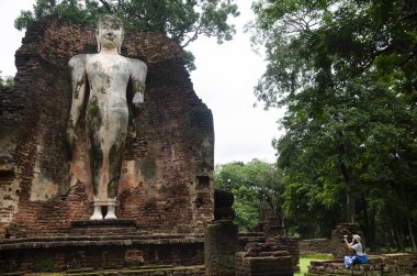 Ziyaret ve seyahat seyahat etmek Taylandlı kadın almak fotoğraf eski binada ve Kamphaeng Phet Historical Park kalıntıları bir arkeolojik sit ve Aranyik alanda Kamphaeng Phet, Tayland