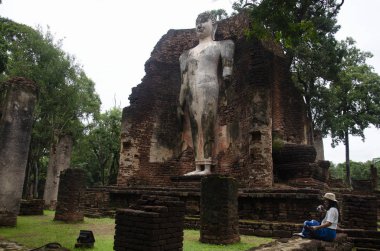 Ziyaret ve seyahat seyahat etmek Taylandlı kadın almak fotoğraf eski binada ve Kamphaeng Phet Historical Park kalıntıları bir arkeolojik sit ve Aranyik alanda Kamphaeng Phet, Tayland