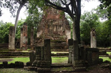 Wat Phra Si Iriyabot Buda heykeli Antik Bina ve kalıntılar şehir Kamphaeng Phet tarihi Park görünümü peyzaj bir arkeolojik site ve Aranyik alanda Kamphaeng Phet, Tayland olduğunu