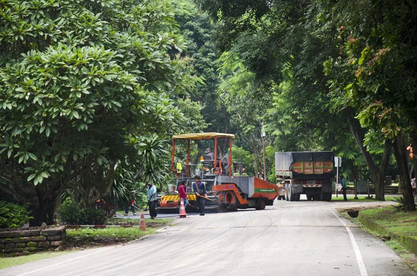 Trabajadores Tailandeses Que Trabajan Con Maquinaria Pesada Reparan Superficie Carretera — Foto de Stock