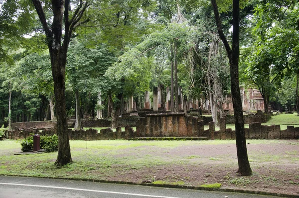Buda heykeli Wat Phra olmayan eski bina ve kalıntılar şehir Kamphaeng Phet tarihi Park görünümü peyzaj bir arkeolojik site ve Aranyik alanda Kamphaeng Phet, Tayland olduğunu