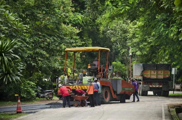 Trabajadores Tailandeses Que Trabajan Con Maquinaria Pesada Reparan Superficie Carretera — Foto de Stock