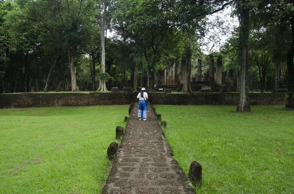 Ziyaret ve seyahat seyahat etmek Taylandlı kadın almak fotoğraf eski binada ve Kamphaeng Phet Historical Park kalıntıları bir arkeolojik sit ve Aranyik alanda Kamphaeng Phet, Tayland